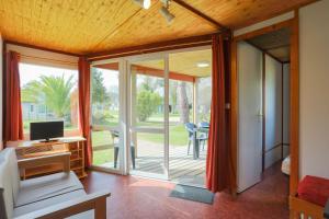 ein offenes Wohnzimmer mit einer Glasschiebetür in der Unterkunft Village de gites Stereden in Pleumeur-Bodou