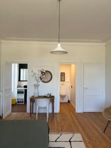 Una sala de estar con una mesa y una habitación con un pasillo. en La Maison Ker Alinec, en Paimpol