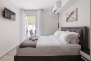 une chambre avec un lit avec un ours en peluche dessus dans l'établissement Plaka Studios 2, à Benitses