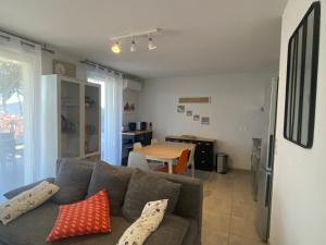 ein Wohnzimmer mit Sofa und Tisch in der Unterkunft A LAVANDA Maison BONIFACIO in Bonifacio