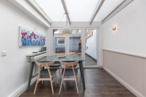 a dining room with a table and two chairs at Hannes Kapitänshaus in Husum +15 photos