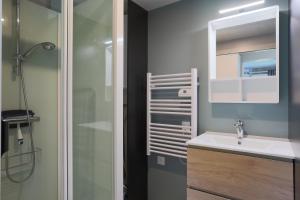 ein Badezimmer mit Waschbecken und Dusche in der Unterkunft Village de gites Stereden in Pleumeur-Bodou + 64 Fotos