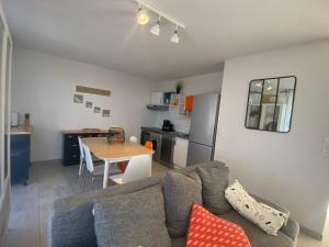 ein Wohnzimmer mit Sofa und Tisch in der Unterkunft A LAVANDA Maison BONIFACIO in Bonifacio