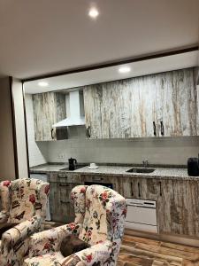 une cuisine avec deux chaises devant un miroir dans l'établissement Los Nidos de Nines, à Cabezabellosa