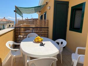 マリーナ・ディ・カメロータにあるLa Punta della Signoraの白いテーブル(フルーツボウル付) +74枚の写真