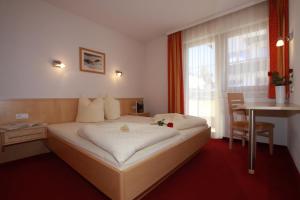A bed or beds in a room at Apart Bergkristall