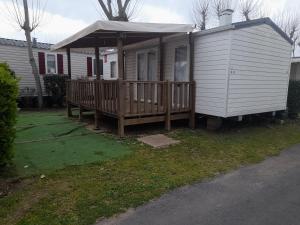 Casa pequeña con porche y terraza en MOBIL HOME le DECINOIS, en Valras-Plage