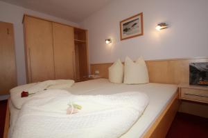 A bed or beds in a room at Apart Bergkristall