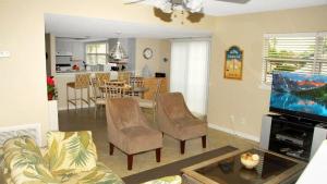 Köök või kööginurk majutusasutuses Spacious condo on Siesta Key with private beach access