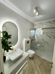 Ένα μπάνιο στο 83 Vlaicu Luxury Aparthotel with Underground Parking +55 φωτογραφίες