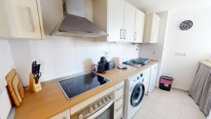 une cuisine avec un évier et une machine à laver dans l'établissement Casa Atlantico P-Murcia Holiday Rentals Property, à Sucina