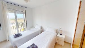 deux lits dans une chambre avec une fenêtre dans l'établissement Casa Atlantico P-Murcia Holiday Rentals Property, à Sucina 12 autres photos