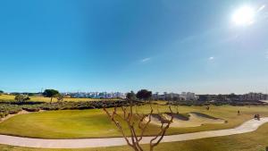 un terrain de golf avec des gens jouant sur les greens dans l'établissement Casa Atlantico P-Murcia Holiday Rentals Property, à Sucina