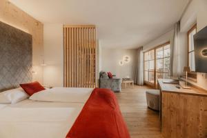 Postel nebo postele na pokoji v ubytování Hotel Castel Oswald von Wolkenstein + 36 fotografií