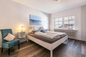 a bedroom with a bed and a chair and a window at Graf Rudolf in Burg