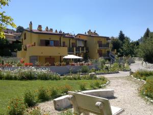Zahrada ubytování 4Flats in Orto di Venanzio + 28 fotografií
