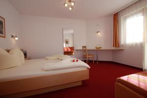 A bed or beds in a room at Apart Bergkristall