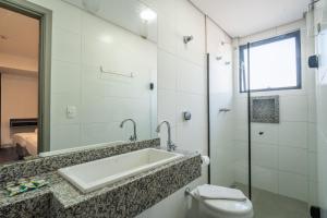 a bathroom with a sink and a toilet at Uniclass Hotel Lapa in São Paulo