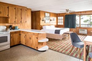 a hotel room with a bed and a kitchen and a kitchen at Ocean Gate Resort in Southport