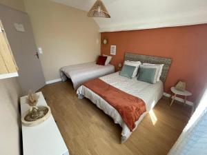 Postel nebo postele na pokoji v ubytování Gîte la Maison de Fram