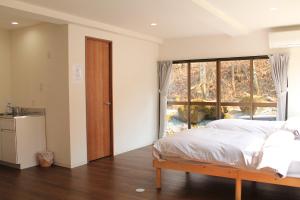 Giường trong phòng chung tại Irodorinoyado Kaede Izumi - Vacation STAY 70095v