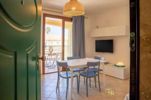 een keuken en eetkamer met een tafel en stoelen bij Sph24 Appartamento Alghero Via Mazzini in Alghero