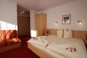 A bed or beds in a room at Apart Bergkristall