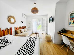 Кровать или кровати в номере HôTEL LES VOLETS ROUGES - CASSIS