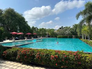 Bazén v ubytování Private Villa mit eigenem Pool in einem Villen Resort in Plai Leam nebo v jeho okolí