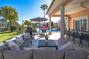 Χώρος καθιστικού στο Extraordinary Villa on an elevated position in Quinta do Lago +35 φωτογραφίες