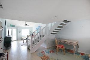 Televiisor ja/või meelelahutuskeskus majutusasutuses Lakefront Siesta Key Condo With Beach Access