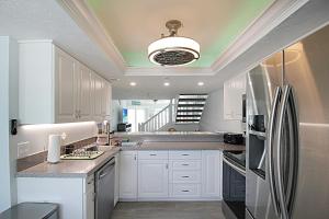 Köök või kööginurk majutusasutuses Lakefront Siesta Key Condo With Beach Access