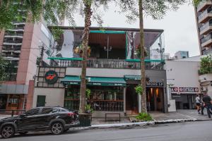 サンパウロにあるHostel More SPの建物前に停車する黒車