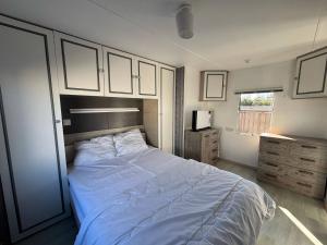 Voodi või voodid majutusasutuse Mobile home au camping New Vennepark toas