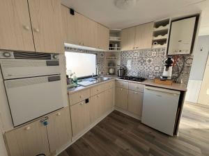 Köök või kööginurk majutusasutuses Mobile home au camping New Vennepark