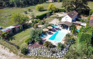widok z lotu ptaka na dom z basenem w obiekcie Lovely Home In Saint-Sauveur-Lalande w mieście Saint-Rémy