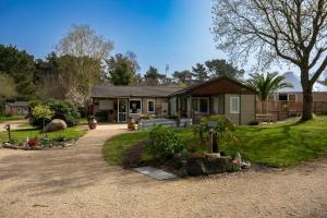 ein Haus mit einer Kiesauffahrt davor in der Unterkunft Village de gites Stereden in Pleumeur-Bodou