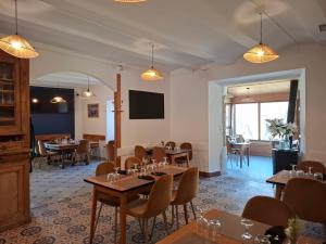 TV a/nebo společenská místnost v ubytování Auberge Arthéa
