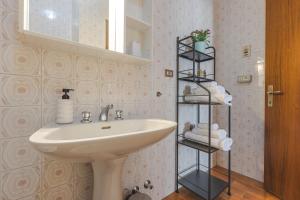 ein Badezimmer mit Waschbecken und Spiegel in der Unterkunft Da Tiffany - soggiorna in centro a Gorizia con garage box e ascensore in Gorizia + 24 Fotos