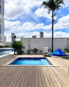 a swimming pool on top of a building at Santorini na rua do hospital Premium Mater Dei Piscina Academia Jacuzzi Parque Areiao e Goiania Shopping tudo perto in Goiânia