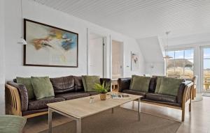 ein Wohnzimmer mit Ledersofas und einem Couchtisch in der Unterkunft Pet Friendly Home In Ringkøbing in Nørre Lyngvig