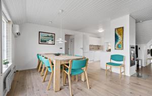 eine Küche und ein Esszimmer mit Tisch und Stühlen in der Unterkunft Pet Friendly Home In Ringkøbing in Nørre Lyngvig