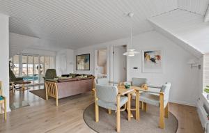 ein Esszimmer und ein Wohnzimmer mit Tisch und Stühlen in der Unterkunft Pet Friendly Home In Ringkøbing in Nørre Lyngvig