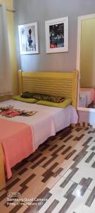 Un dormitorio con una cama con cabecero de madera. en hospedagem, en Lençóis