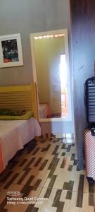 Habitación con cama, espejo y equipaje en hospedagem, en Lençóis 4 fotos más