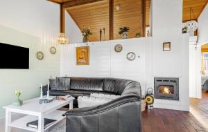 un soggiorno con divano in pelle e camino di Holiday Home Aabenraa With Fireplace 11 a Aabenraa