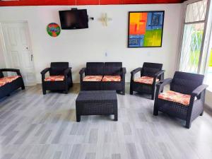 メルガルにあるCasa piscina privada Melgarの待合室(椅子、薄型テレビ付)