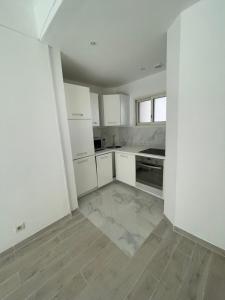 " Pasteur " CityCenter - Terrasse - Congres - VUE MER - Elégant في كان: مطبخ بدولاب بيضاء وأرضية خشبية