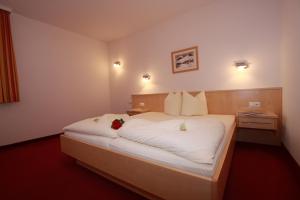 A bed or beds in a room at Apart Bergkristall