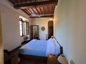 Monastero Sant'Anna in Camprena客房内的一张或多张床位